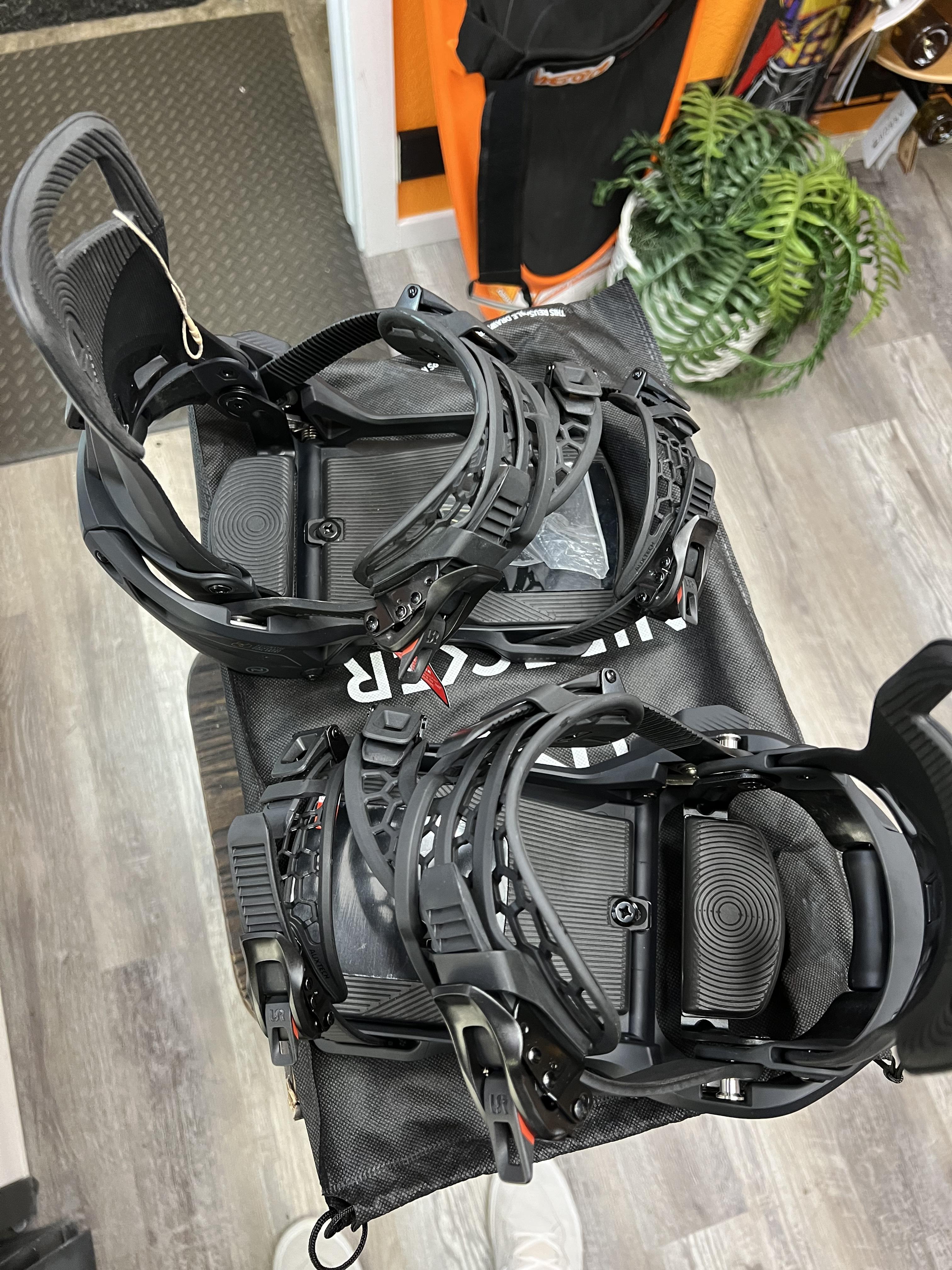 New NIDECKER, SUPER MATIC // SIZE MEDIUM Snowboard Bindings SENDY