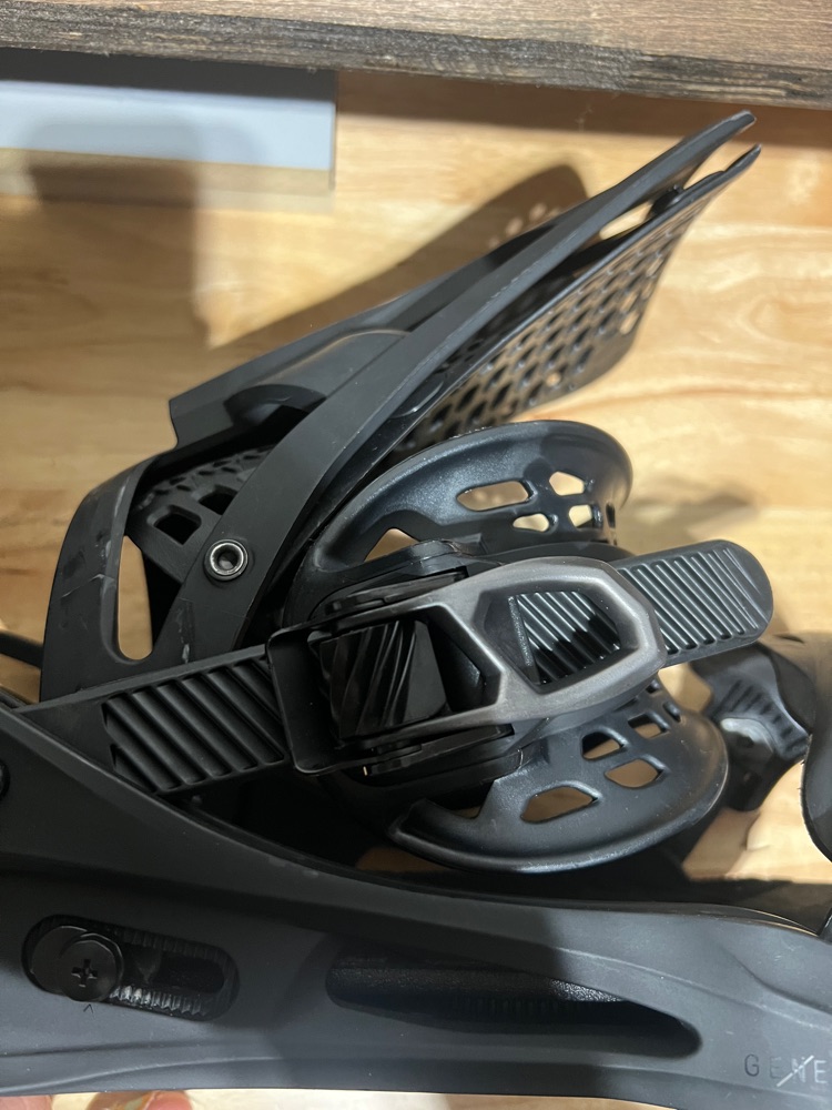 Burton Genesis Bindings - 2022 Slightly Used - Snowboard Bindings