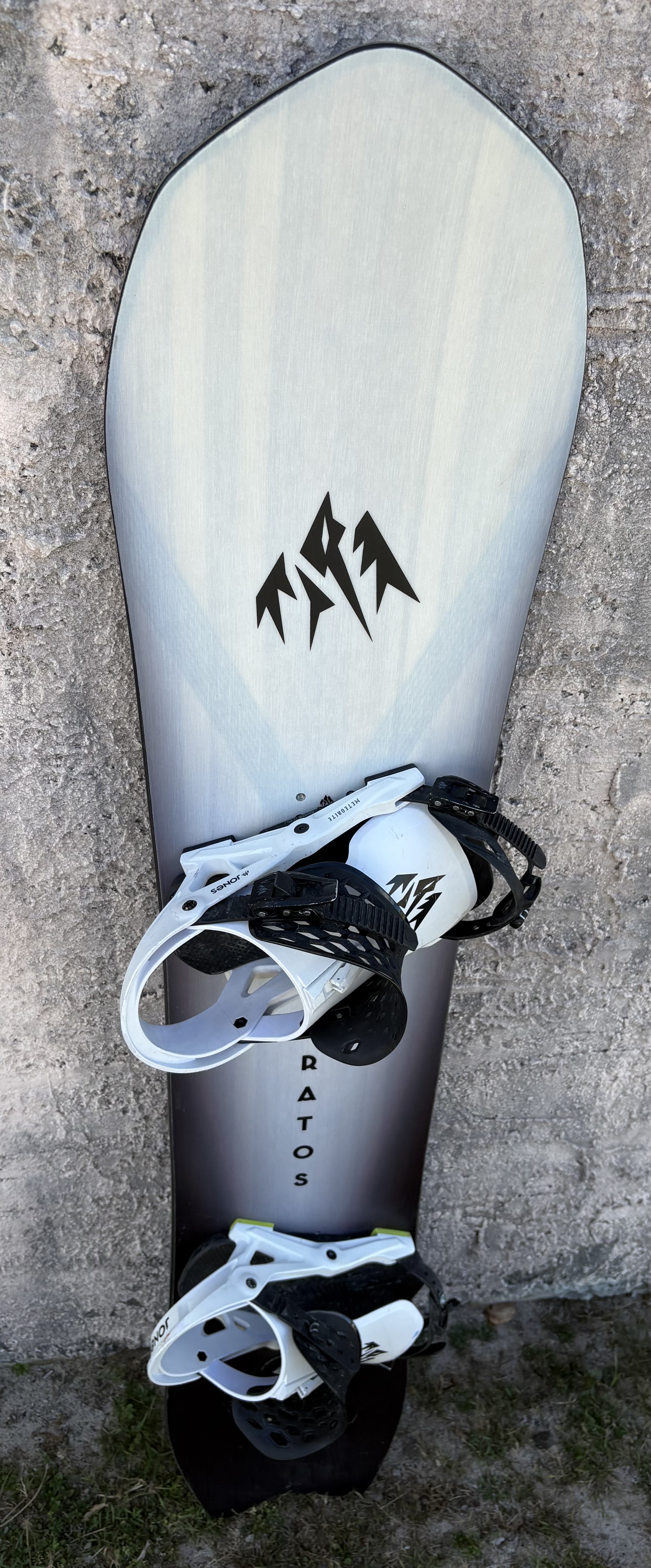 156cm Jones Stratos Snowboard With Jones Meteorite Bindings