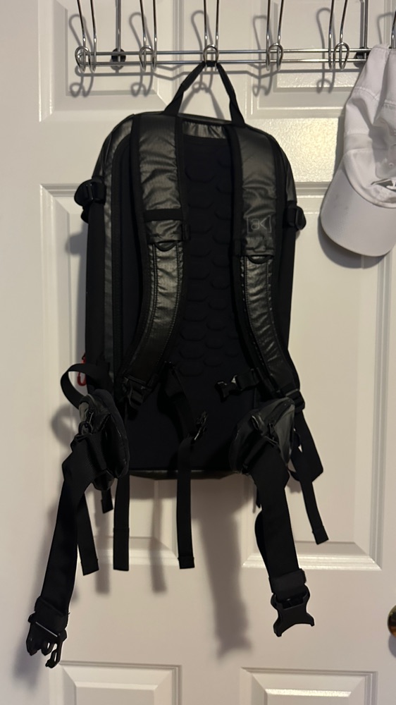 Burton AK Dispatcher 18L True Black - Snowboard Accessories | SENDY